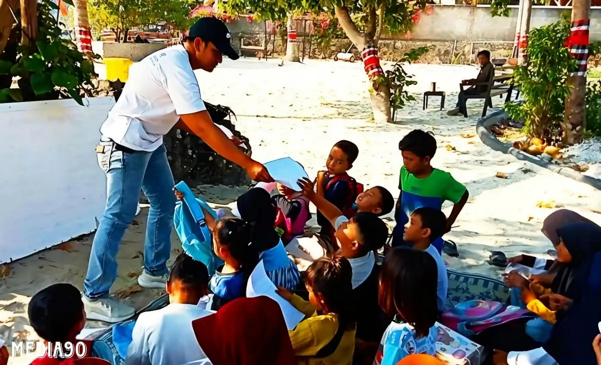 Ni Hao Ma...Begini Cara Anggota Sat Polair Lampung Selatan Ajarkan Bahasa Mandarin untuk Anak Pesisir