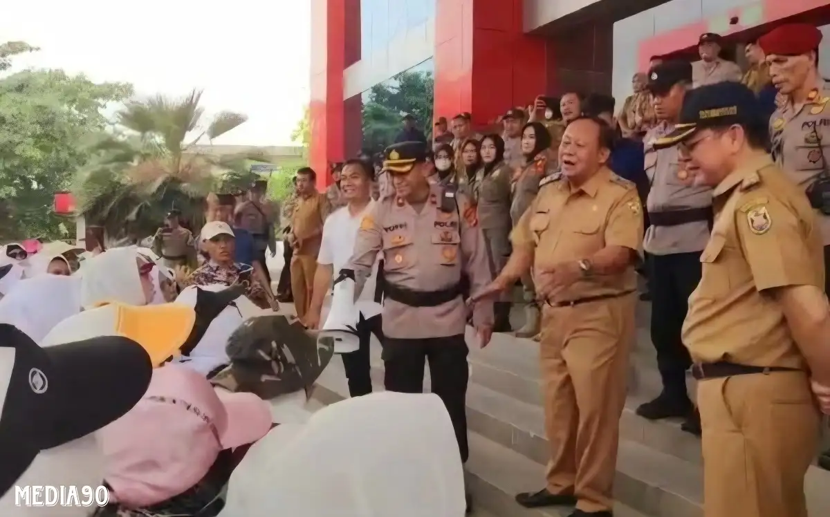 Pensiunan Guru di Bandar Lampung Demo Tuntut Kembalikan Dana Pensiun Rp100 Miliar di Koperasi Betik Gawi