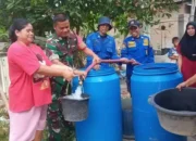 Tanggapi Kekeringan Akibat Musim Kemarau, Damkarmat Lampung Selatan Distribusikan Air Bersih untuk Warga Candimas Natar
