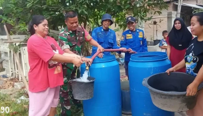 Tanggapi Kekeringan Akibat Musim Kemarau, Damkarmat Lampung Selatan Distribusikan Air Bersih untuk Warga Candimas Natar
