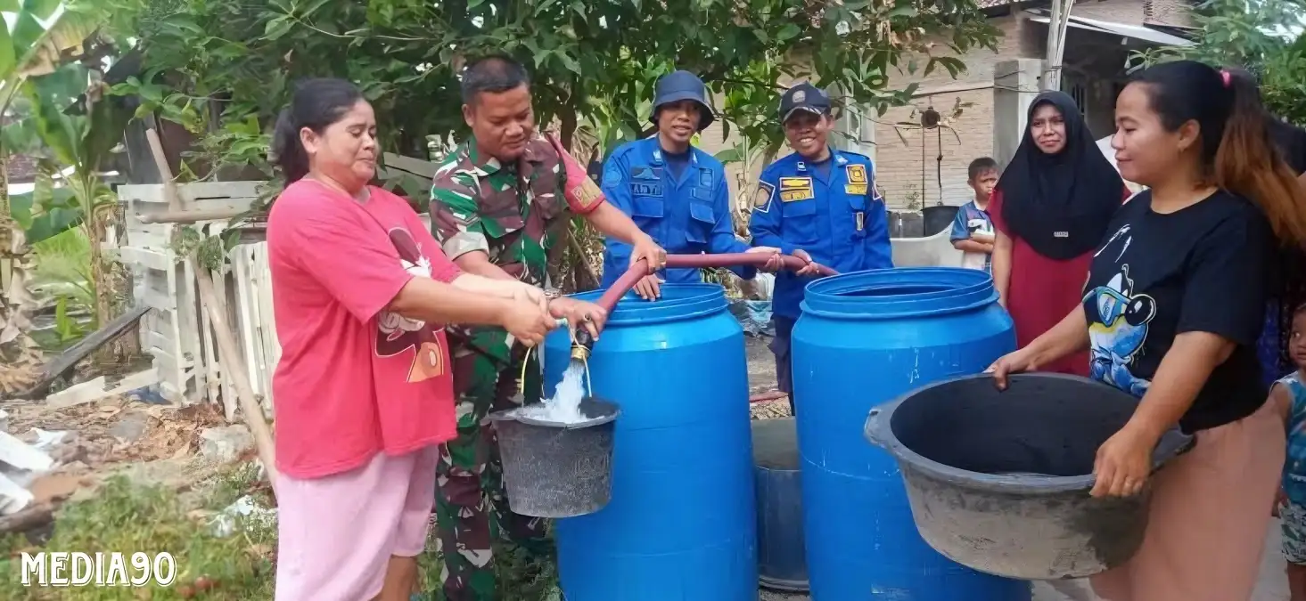 Respon Kekeringan Karena Kemarau, Damkarmat Lampung Selatan Salurkan Air Bersih ke Warga Candimas Natar