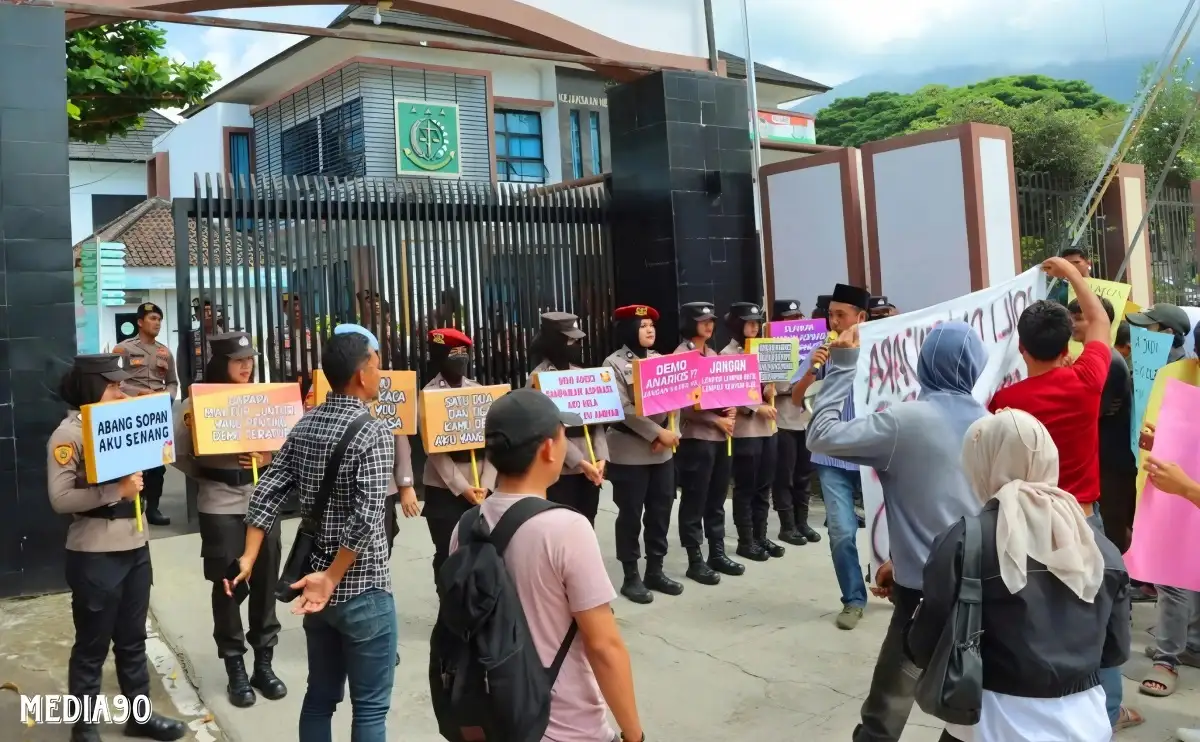 Rugikan Negara Miliaran, Massa Desak Kejari Kurung Tersangka Korupsi RSUD dan BPRS Tanggamus