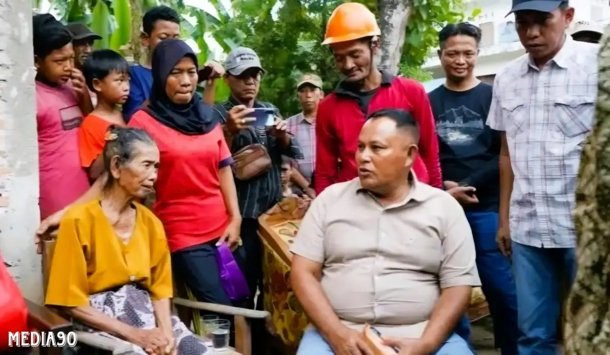 Rumahnya Roboh, Bupati Lampung Selatan Bantu Perbaikan Rumah Mbah Paikem di Penengahan