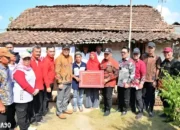 Pemkab dan Bandara Radin Inten II Bedah Rumah Dua Warga Rulung Helok Natar yang Tak Layak Huni