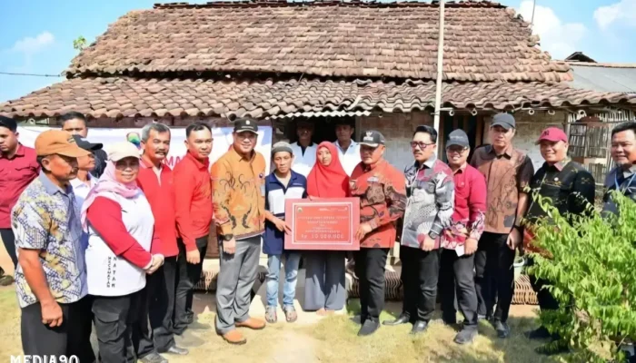 Pemkab dan Bandara Radin Inten II Bedah Rumah Dua Warga Rulung Helok Natar yang Tak Layak Huni