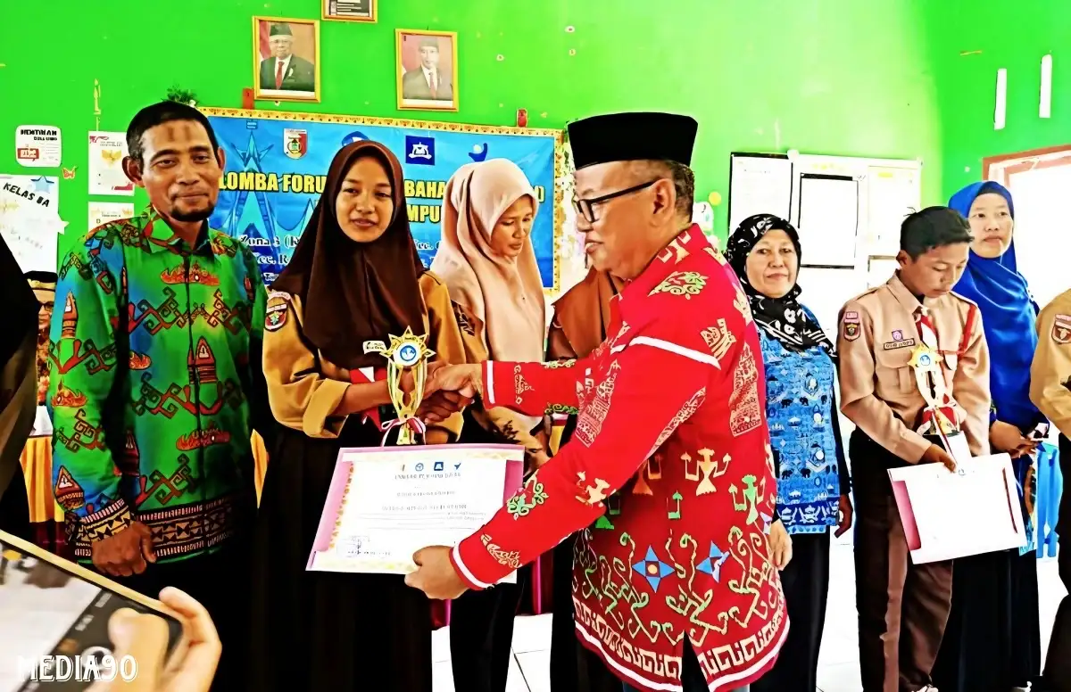 Siswi SMPN Satap 1 Rawajitu Timur Tulang Bawang Raih Juara 2 Lomba Menulis Aksara Lampung