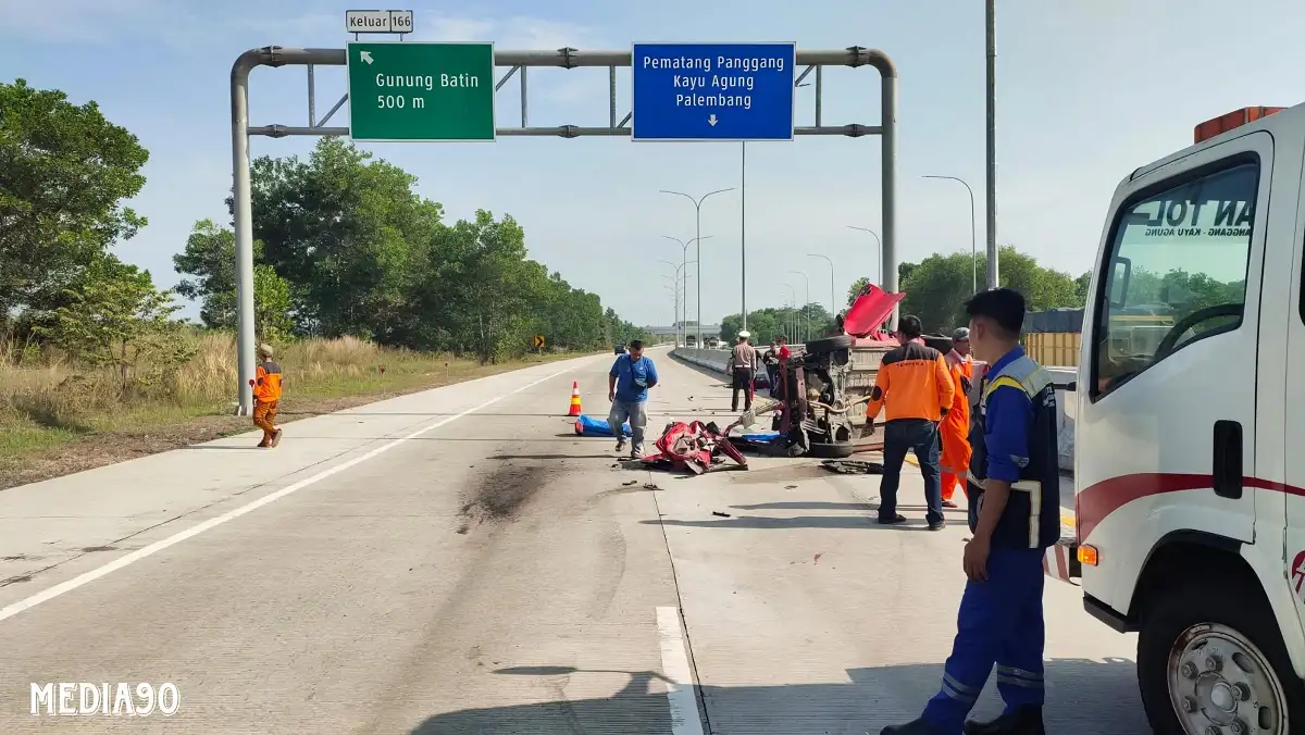 Sopir Ngantuk, Daihatsu Sigra Tabrak Truk Fuso dan Terguling di Tol Gunung Batin Lampung Tengah, Dua Warga Tubaba Meninggal