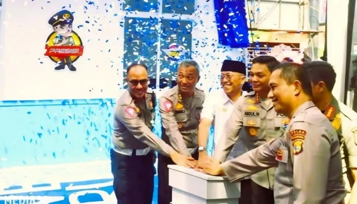 Mudah dan Praktis, Warga Bandar Lampung Dapat Urus SIM Tanpa Turun dari Kendaraan di Drive Thru Tugu Adipura