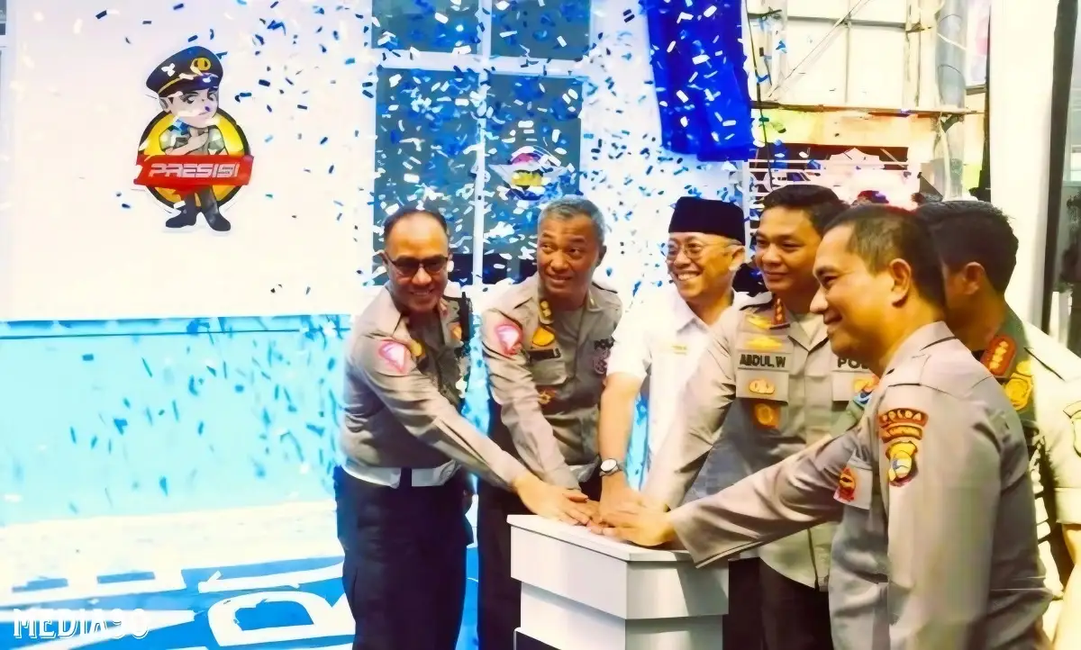 Tak Perlu Turun dari Kendaraan, Warga Bandar Lampung Bisa Urus SIM di Drive Thru Tugu Adipura