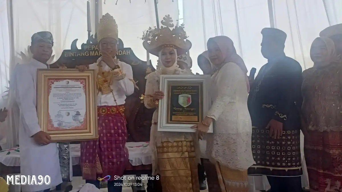 Calon Gubernur Lampung Mirza dan Istri Terima Gelar Suttan Rajou dan Suttan Ratu dari Perwatin Megou Pak Tubaba