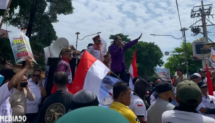 Aliansi Masyarakat Peduli Desak Perubahan Nama Tugu Pagoda China Town dalam Aksi di Kantor Pemkot Bandar Lampung