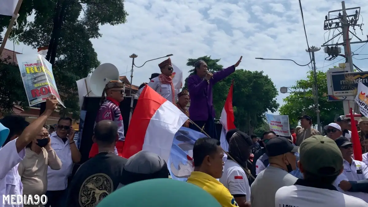 Demo di Kantor Pemkot Bandar Lampung, Aliansi Masyarakat Peduli Desak Pembangunan Tugu Pagoda China Town Diganti Nama