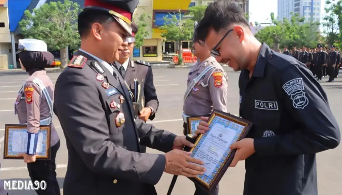 17 Anggota Polresta Bandar Lampung Terima Penghargaan atas Inovasi Layanan Publik di Hari Sumpah Pemuda