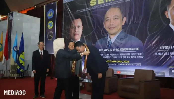 Rektor Menyampaikan Harapan dalam Seminar Internasional Civil Brings Revolution ke-9 oleh Himateks Unila