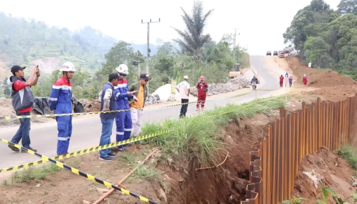 Pemprov Lampung dan PT Pertamina Geothermal Energy Bersinergi Perbaiki Jalan Talang Padang-Ngarip Tanggamus Pasca Longsor