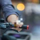 Merokok Saat Berkendara Motor Bisa Kena Tilang dan Bahayakan Pengguna Jalan Lain