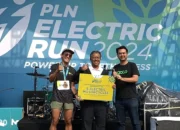 PLN Donasikan Lima Motor Listrik untuk Pengemudi Ojol Prasejahtera dalam PLN Electric Run 2024