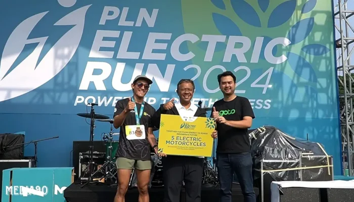 PLN Donasikan Lima Motor Listrik untuk Pengemudi Ojol Prasejahtera dalam PLN Electric Run 2024
