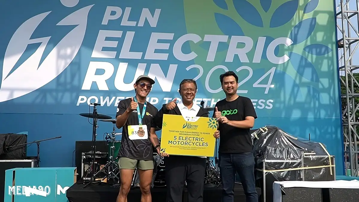PLN Serahkan Bantuan Lima Motor Listrik ke Pengemudi Ojol Prasejahtera di PLN Electric Run 2024
