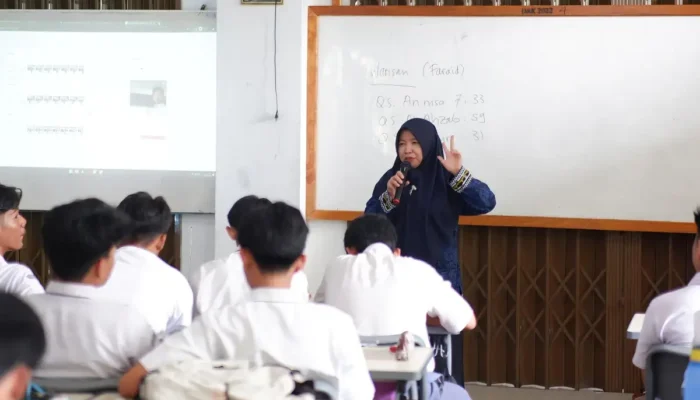 Siswa SMAN 4 Bersiap Menyongsong Era Digital: Dosen Darmajaya Ajak Mengenal AI Lewat Pelatihan Menarik