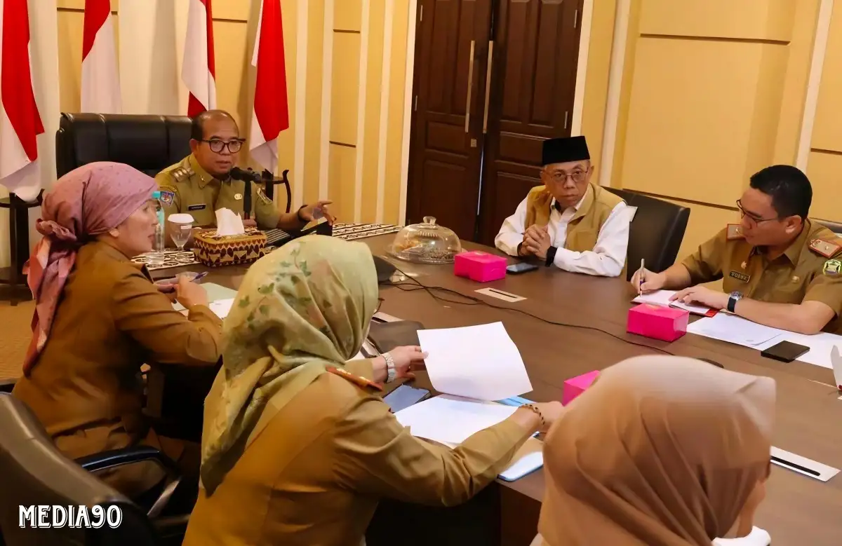 Pemprov Lampung Bersama Pemkot Bandar Lampung Atasi Masalah Sampah di Pantai Payang Panjang