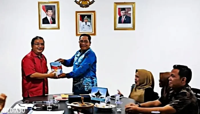 Rahmat Mirzani Djausal Donasikan Buku Biografinya ke Perpustakaan Lampung