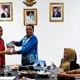 Rahmat Mirzani Djausal Serahkan Buku Biografinya ke Perpustakaan Lampung