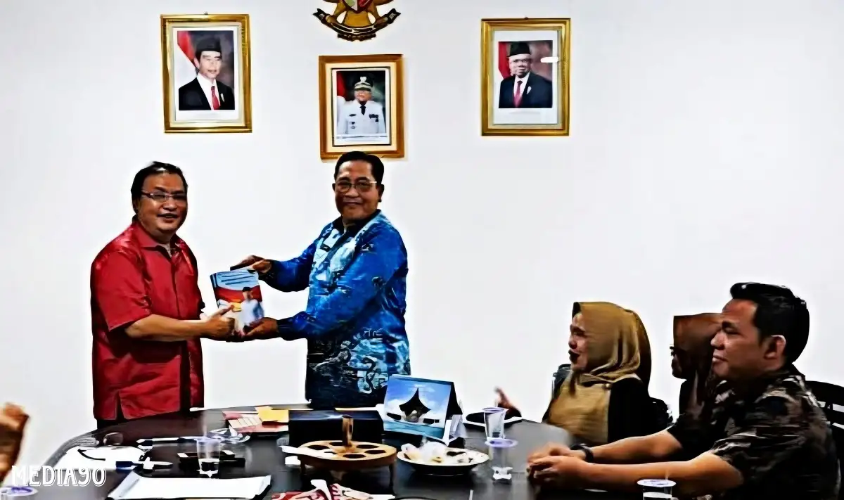 Rahmat Mirzani Djausal Serahkan Buku Biografinya ke Perpustakaan Lampung