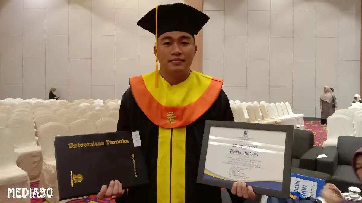 Raih IPK 3,91 Anggota Polres Lampung Barat Dendra Aristama Jadi Wisudawan Universitas Terbuka Terbaik