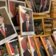 Sehari Dilantik Presiden RI, Pedagang Pigura di Pasar Tengah Bandar Lampung Banjir Orderan Foto Prabowo – Gibran