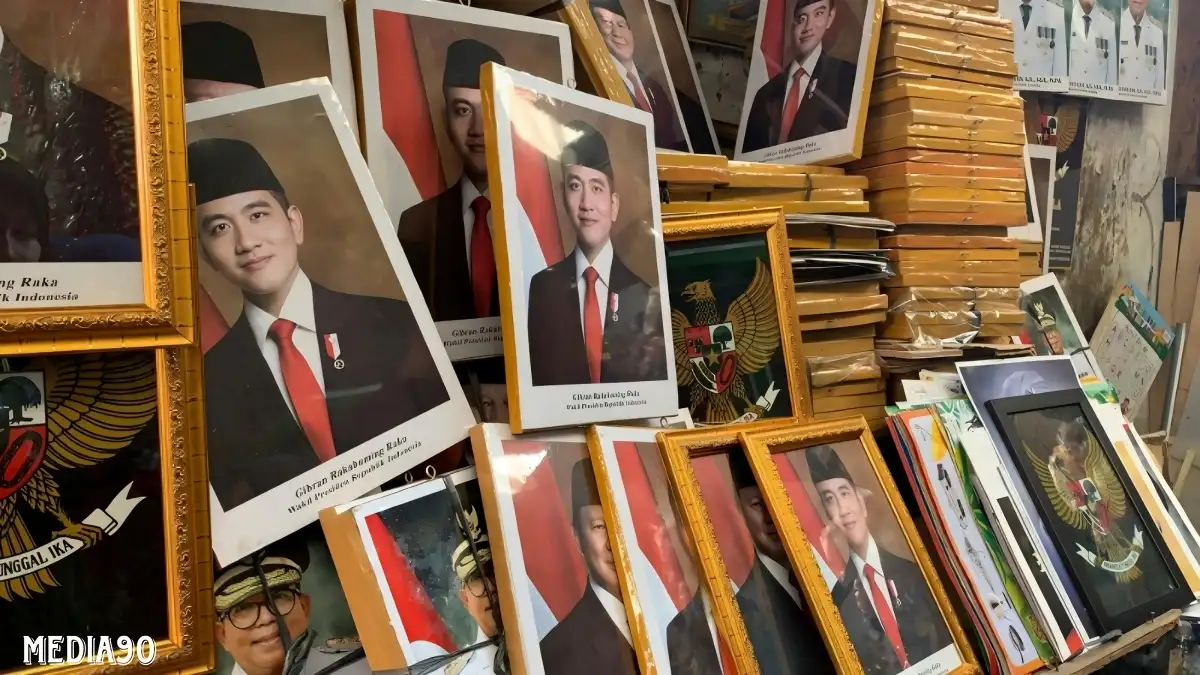 Sehari Dilantik Presiden RI, Pedagang Pigura di Pasar Tengah Bandar Lampung Banjir Orderan Foto Prabowo – Gibran