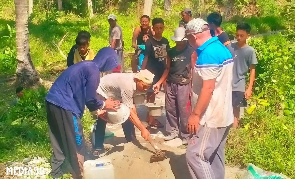 Tak Kunjung Diperbaiki Pemerintah, Warga Bangun Jalan Pekon Kuta Karang Tanggamus yang Rusak Parah
