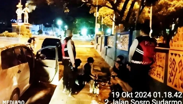 Polres Metro Bubarkan Kerumunan Remaja yang Tenggak Miras di Depan RSB Santa Maria Tengah Malam