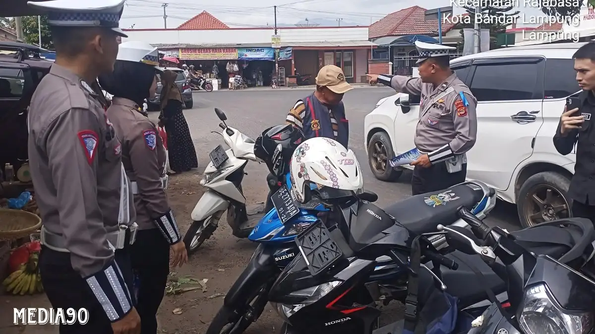 Tilang 432 Pengendara di Operasi Zebra, Belasan Kendaraan Parkir Liar Pinggir Jalan Bikin Macet Ditertibkan Polda Lampung