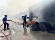 Truk Muatan Wortel Terbakar di Tol Terbanggi Besar, Lampung Tengah