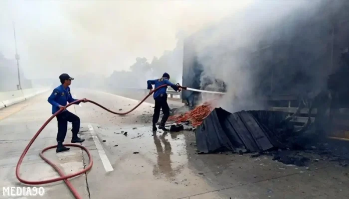Truk Muatan Wortel Terbakar di Tol Terbanggi Besar, Lampung Tengah
