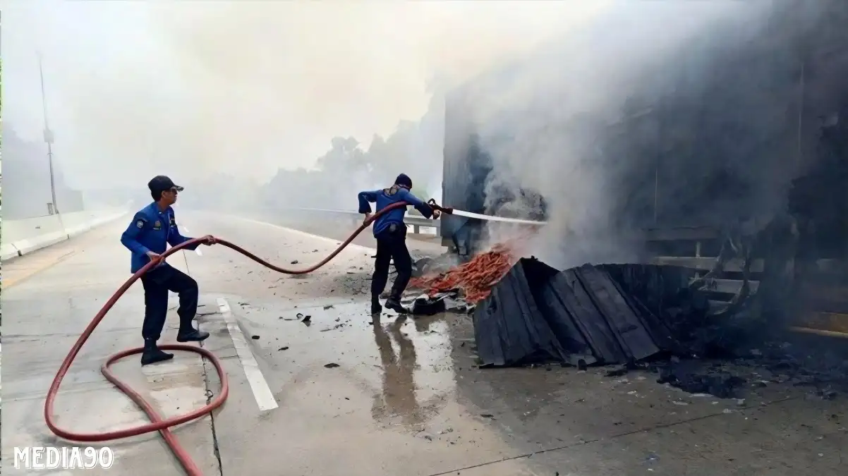 Truk Hino Muatan Wortel Terbakar di Tol Terbanggi Besar Lampung Tengah