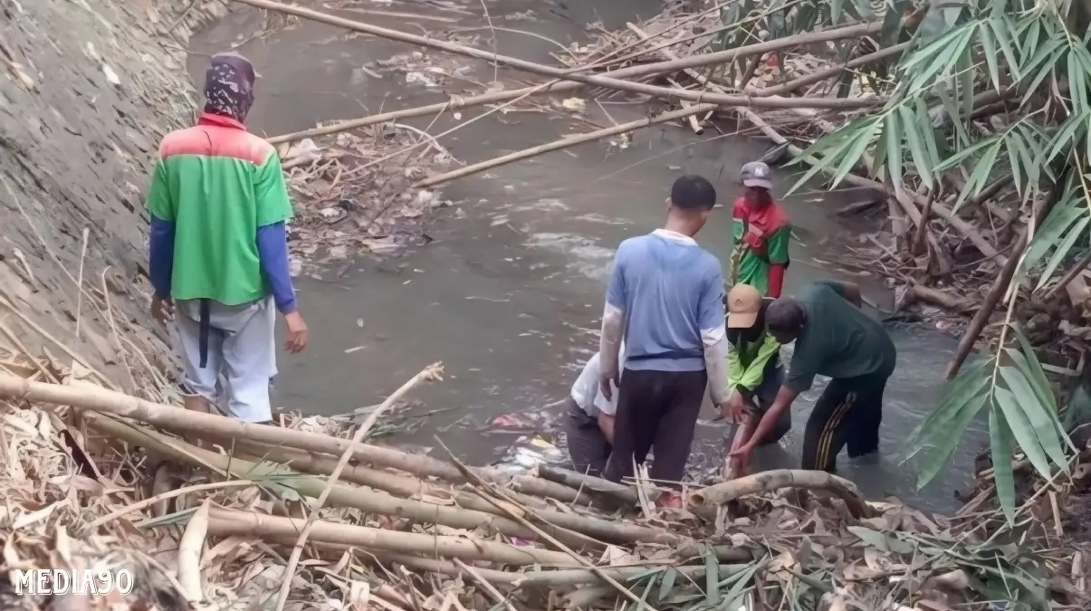Antisipasi Banjir Saat Hujan, Pemkot Bandar Lampung Kerahkan Satgas Kali Bersihkan Sampah Sungai Siang Malam