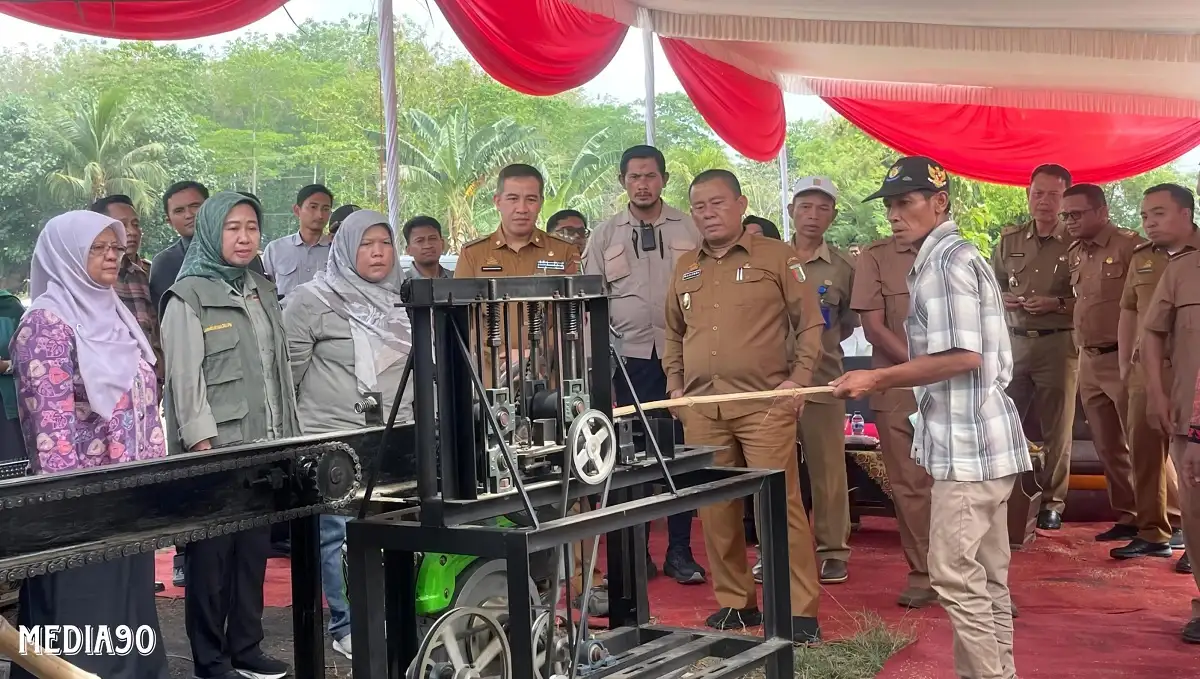 Bupati Pesawaran Terima Penyerahan Produk Hasil Inovasi Mesin Pembelah Bambu dari LPPM Unila Kepada Masyarakat di Desa Trimulyo