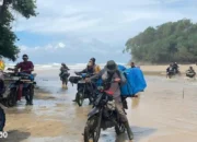Perjuangan Distribusi Logistik Pilkada di Way Haru: Bertaruh Nyawa Melawan Ombak Samudra