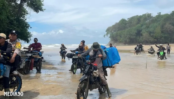 Perjuangan Distribusi Logistik Pilkada di Way Haru: Bertaruh Nyawa Melawan Ombak Samudra