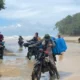 Distribusi Logistik Pilkada di Way Haru Pesisir Barat Penuh Perjuangan, Bertaruh Nyawa Lewati Ombak Samudera