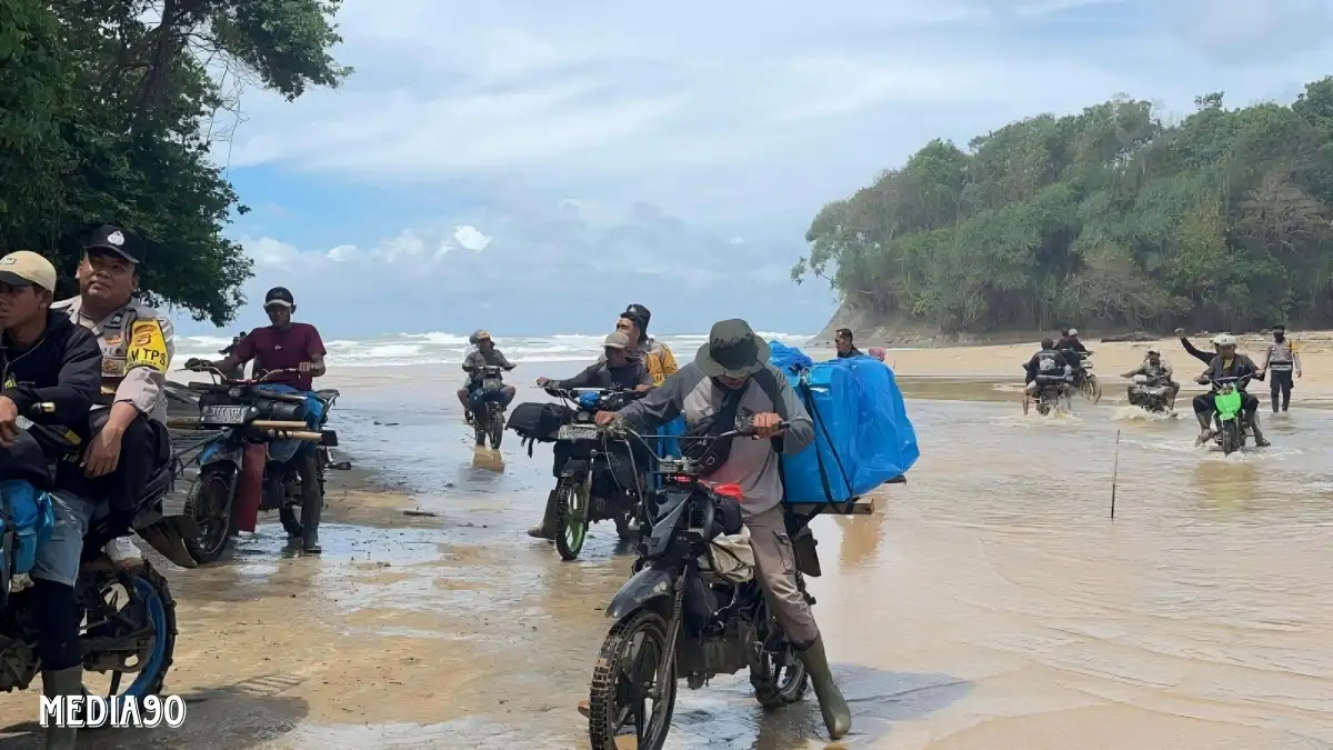 Distribusi Logistik Pilkada di Way Haru Pesisir Barat Penuh Perjuangan, Bertaruh Nyawa Lewati Ombak Samudera
