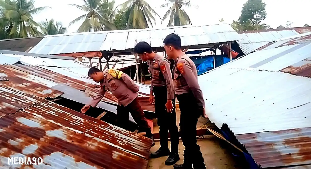 Hujan Disertai Angin Kencang, Pasar Bengkunat Pesisir Barat Longsor dan Roboh