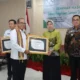 Kontribusi Aktif Kelola Sampah di Lampung, Unila Diganjar Penghargaan dari Pj Gubernur Lampung