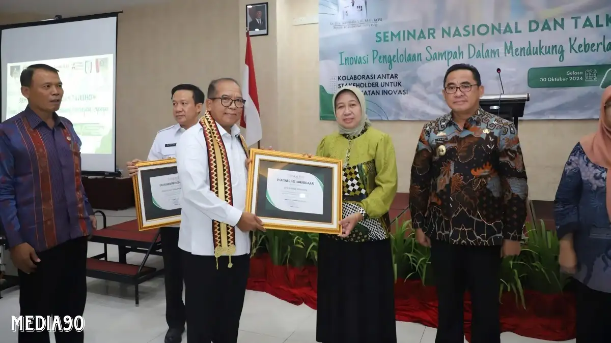 Kontribusi Aktif Kelola Sampah di Lampung, Unila Diganjar Penghargaan dari Pj Gubernur Lampung
