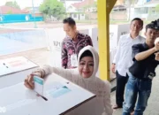 Calon Wali Kota Bandar Lampung, Reihana, Menyuarakan Harapan Pemimpin Baru Bisa Bawa Kemajuan di TPS 13 Way Halim