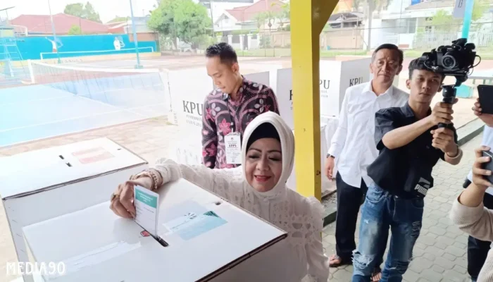 Calon Wali Kota Bandar Lampung, Reihana, Menyuarakan Harapan Pemimpin Baru Bisa Bawa Kemajuan di TPS 13 Way Halim