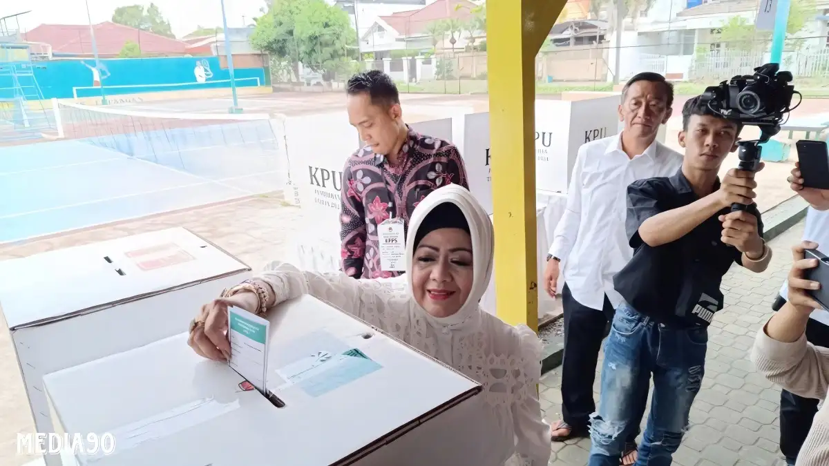 Nyoblos di TPS 13 Way Halim, Calon Wali Kota Bandar Lampung Reihana Berharap Pemimpin Terpilih Bisa Berbuat Kemajuan