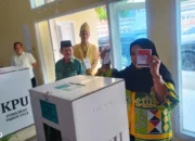Wali Kota Bandar Lampung Ajak Keluarga Nyoblos di TPS 5 Palapa, Targetkan Partisipasi Pemilih Maksimal di Pilkada 2024